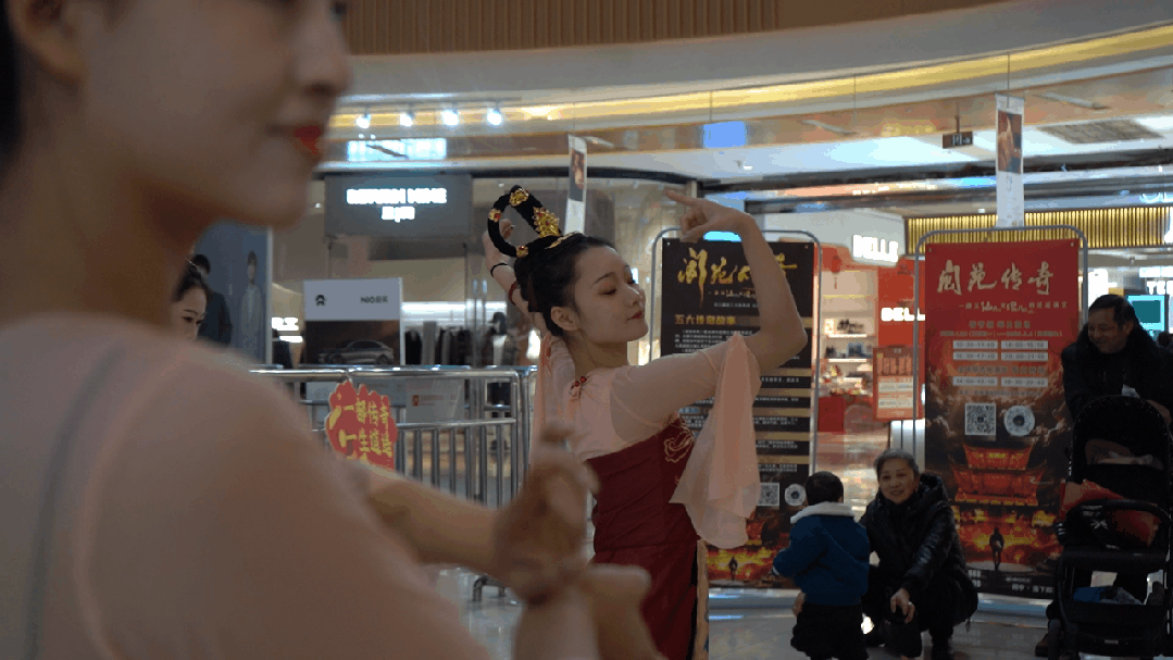 112143sk2zhffx0nztyh8q.gif